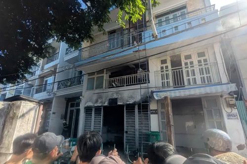 Cháy nhà 4 tầng ở TPHCM, nhiều người trèo qua nhà hàng xóm để thoát thân