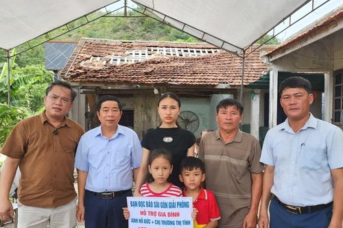 Bạn đọc Báo Sài Gòn Giải Phóng trao 155 triệu đồng giúp ba mẹ con ở Nghệ An