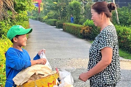 'Cậu bé bánh mì' và hành trình chắt chiu giấc mơ đến trường