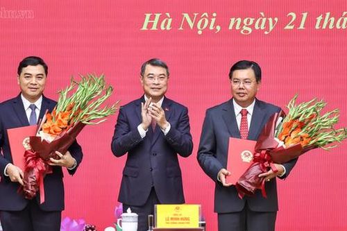 Thủ tướng trao Quyết định giao Quyền Bộ trưởng Bộ Nội vụ và bổ nhiệm Thứ trưởng Thường trực Bộ Dân tộc và Tôn giáo