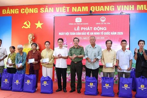 Công an An Giang trao hàng chục suất quà, hỗ trợ mổ mắt miễn phí cho người nghèo