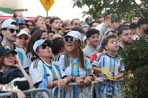 Hàng nghìn cổ động viên Argentina đội mưa đón á quân World Cup 2026