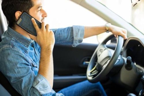 Quy định mới nhất về việc sử dụng điện thoại khi lái ô tô