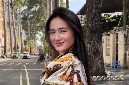 Hoa hậu Ý Nhi khoe nhan sắc rạng rỡ khi dạo phố