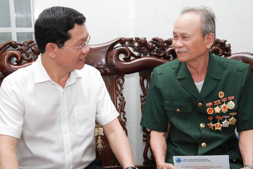 Phó Chủ tịch Thường trực HĐND thành phố Trần Phước Sơn thăm, tặng quà các gia đình chính sách