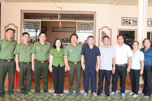 Thiếu tướng Lâm Phước Nguyên thăm, tặng quà gia đình chính sách tại xã Bình Thành