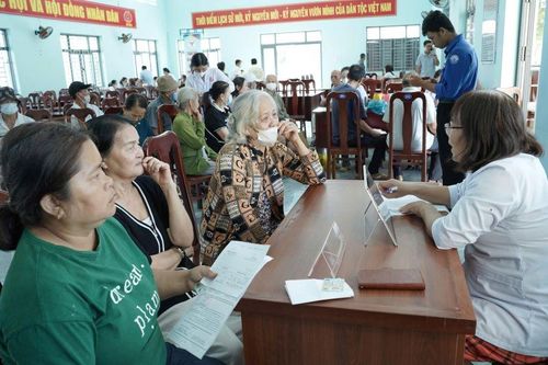 Khám sức khỏe miễn phí cho hơn 100 người dân xã Vạn Thắng