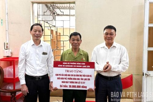 Trao kinh phí hỗ trợ sửa nhà cho thương binh có hoàn cảnh khó khăn tại phường Đông Kinh
