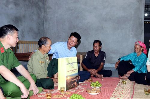 Phó Bí thư Tỉnh ủy, Chủ tịch Ủy ban MTTQ Việt Nam tỉnh Nguyễn Thế Phước thăm, tặng quà người có công tại xã Dương Quỳ