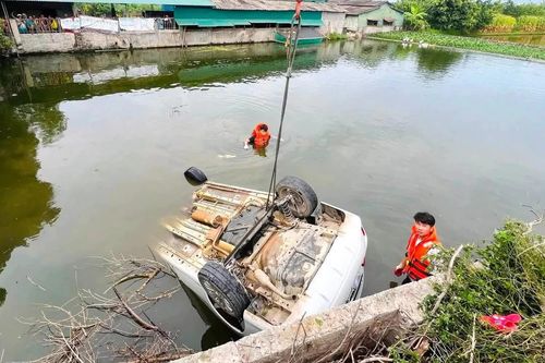 Thanh Hóa: Ô tô 5 chỗ lao xuống ao, tài xế tử vong