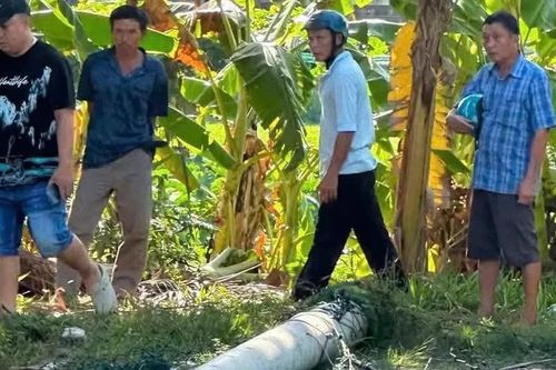 Gia Lai: Bé trai 10 tuổi tử vong do trụ điện bê tông ở sân bóng mini đổ đè trúng