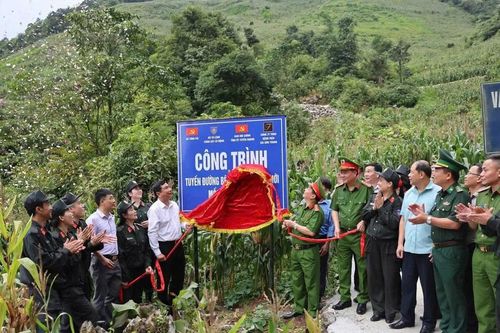 Con đường Đoàn kết nơi biên giới