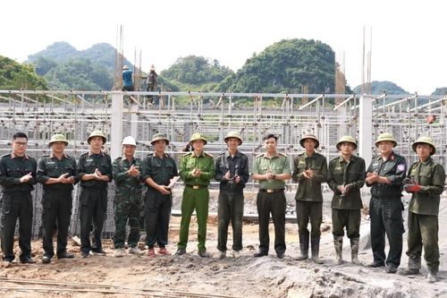 Công an tỉnh thăm, động viên cán bộ, chiến sĩ tham gia xây dựng Trường phổ thông nội trú liên cấp tại xã Đàm Thủy