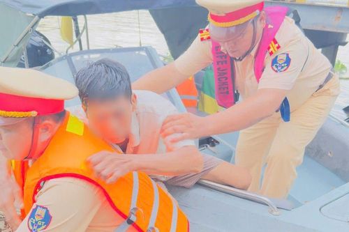 Kịp thời cứu người đàn ông 61 tuổi nhảy cầu Mỹ Thuận tự tử