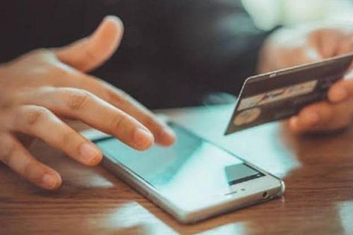 Vượt hơn nghìn km sau cú chuyển khoản nhầm 900 triệu, người đàn ông may mắn được hỗ trợ kịp thời