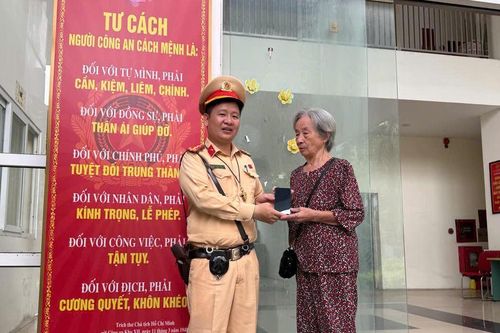 CSGT Hà Nội nhanh chóng trao trả điện thoại đánh rơi cho cụ bà 80 tuổi