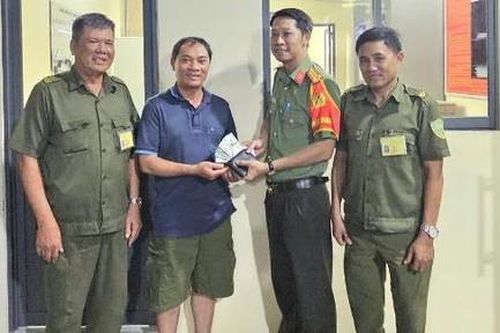 Công an phường Đông Hưng Thuận: Kịp thời trao trả ví tiền cho người đánh rơi