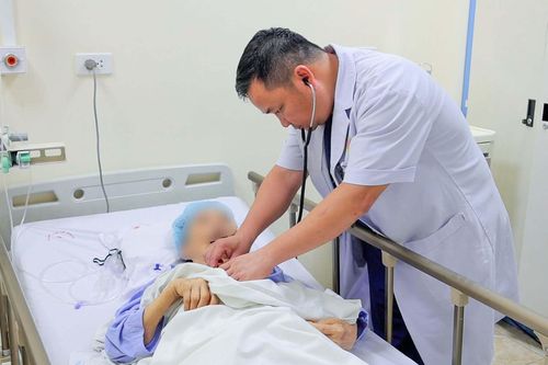Bác sĩ Việt làm chủ kỹ thuật khó, cứu cụ bà mắc hai bệnh lý nguy hiểm
