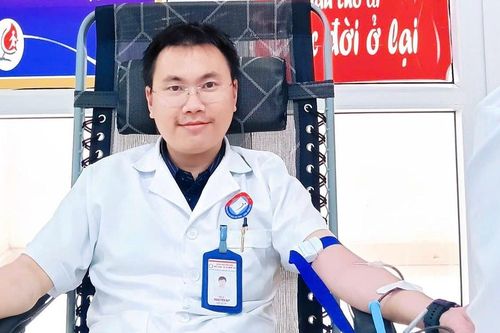 Bệnh viện thiếu máu, cán bộ y tế tình nguyện hiến máu cứu người