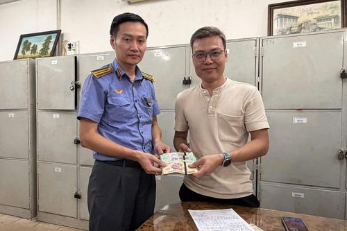 Trả lại hơn 120 triệu đồng cho nữ hành khách bỏ quên trên tàu SE2