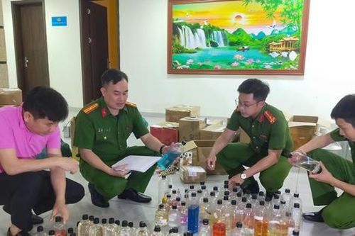 Thanh Hóa: Bóc gỡ đường dây làm nước hoa giả 'đội lốt' thương hiệu nổi tiếng