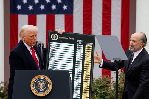Ông Trump tính áp thuế 200% với thuốc nhập khẩu