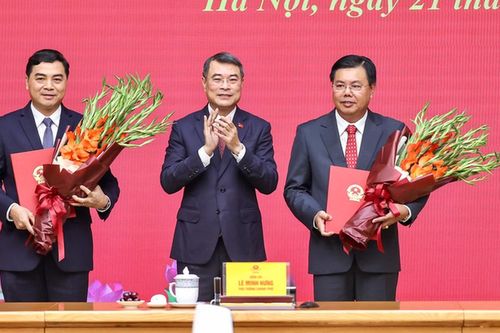 Thủ tướng trao quyết định giao Quyền Bộ trưởng Bộ Nội vụ; bổ nhiệm Thứ trưởng Thường trực Bộ Dân tộc và Tôn giáo
