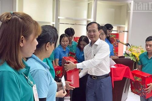 Chủ tịch Ủy ban nhân dân tỉnh Vĩnh Long tặng quà cho đoàn viên công đoàn
