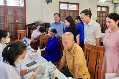 Không 'khoán trắng' cho ngành y tế trong chăm sóc sức khỏe toàn dân