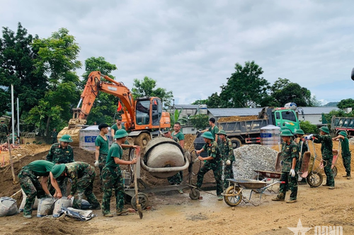 Khẩn trương dựng nhà giúp dân vùng lũ