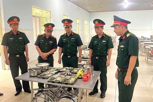 Chăm lo bữa ăn của bộ đội