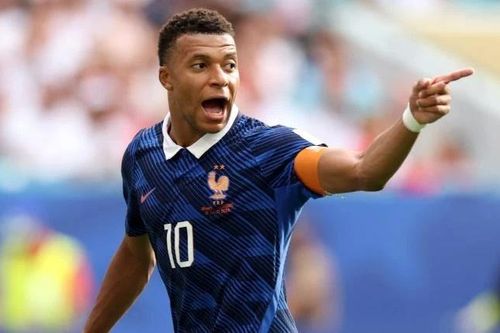 Mbappé 'lấn sân game thủ'