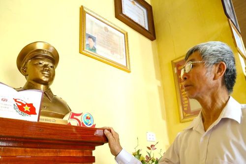 Đặt ba lô xuống, cầm lá cờ lên và ở lại với Tổ quốc