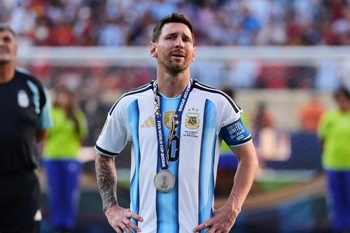 Messi né CĐV, vội rời sân bay khi trở lại Argentina
