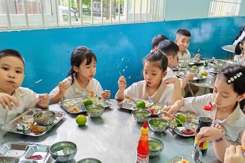 Hà Nội giao xã, phường lựa chọn đơn vị cung cấp thực phẩm cho bếp ăn bán trú