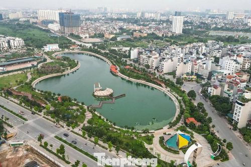 Công viên gần 190 tỷ đồng ở Hà Nội: Hồ điều hòa đổi màu, công nhân khẩn trương dọn dẹp