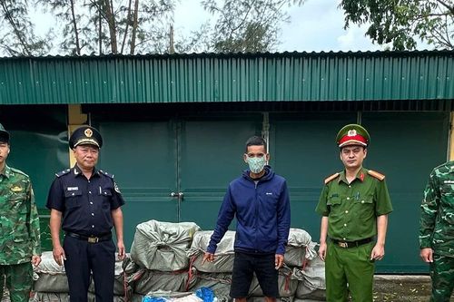 Dùng bè mảng vận chuyển 800kg nầm lợn đông lạnh