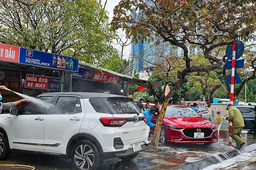 Kỹ sư ô tô cảnh báo không nên kéo phanh tay ngay sau khi rửa xe