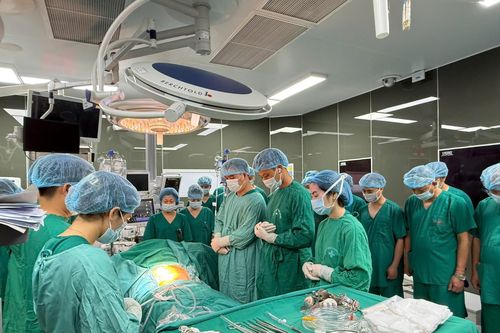Hàng chục y bác sĩ cúi đầu tri ân người đàn ông ở Hà Nội hiến tạng