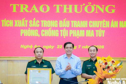 Chủ tịch UBND tỉnh Nghệ An tặng Bằng khen, thưởng nóng lực lượng Biên phòng phá chuyên án ma túy