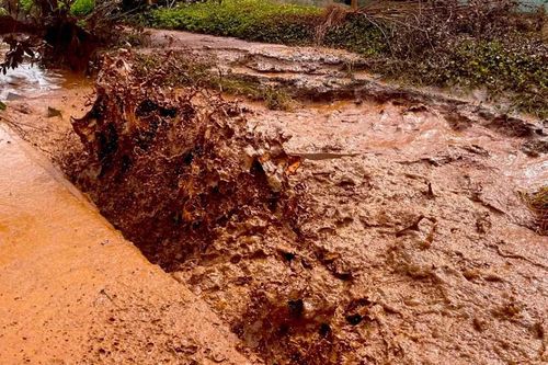 Đang khoan giếng, bất ngờ nghe tiếng nổ dưới lòng đất, nước và khí phun trào dữ dội