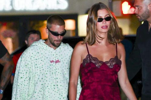 Hailey Bieber khoe vẻ gợi cảm trong thiết kế ren đỏ sánh đôi bên Justin Bieber