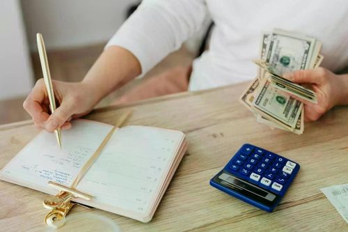 Có sẵn nhà, ô tô, cặp vợ chồng ở Hà Nội vẫn không thoát cảnh lương tháng nào 'xào' sạch tháng đó