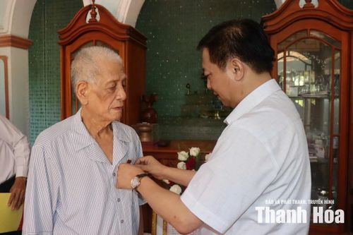 Trao Huy hiệu 65 năm tuổi Đảng cho đồng chí Phan Trung Kiên