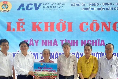 Cảng Hàng không quốc tế Đà Nẵng hỗ trợ 250 triệu đồng xây nhà tình nghĩa cho thân nhân liệt sĩ
