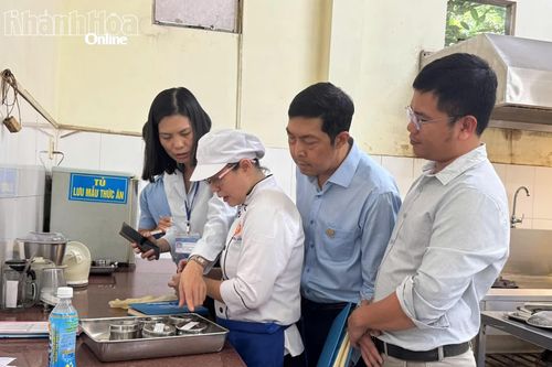 Kiểm tra đột xuất công tác bảo đảm an toàn thực phẩm tại bếp ăn tập thể của các doanh nghiệp