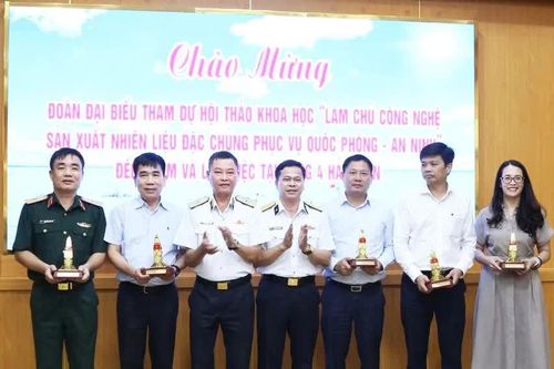 Đoàn đại biểu dự hội thảo khoa học về nhiên liệu đặc chủng thăm, làm việc tại Vùng 4 Hải quân