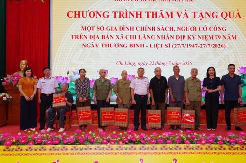 Cục Hậu cần - Kỹ thuật Hải quân tặng quà gia đình chính sách, người có công tại xã Chi Lăng, Hữu Lũng