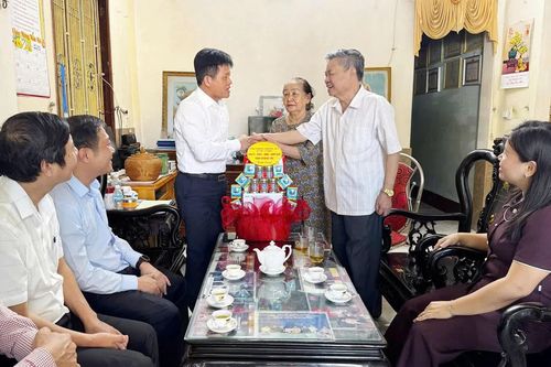 Đồng chí Lê Văn Bảo, Phó Chủ tịch UBND tỉnh thăm, tặng quà gia đình người có công