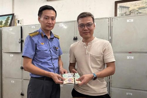 Phát hiện túi xách chứa hơn 120 triệu đồng bỏ quên trên tàu SE2